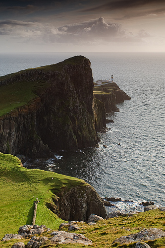 Het bijzondere van de vuurtoren op Neist Point op Isle of Skye is dat hij aan de rant van grote cliffs staat